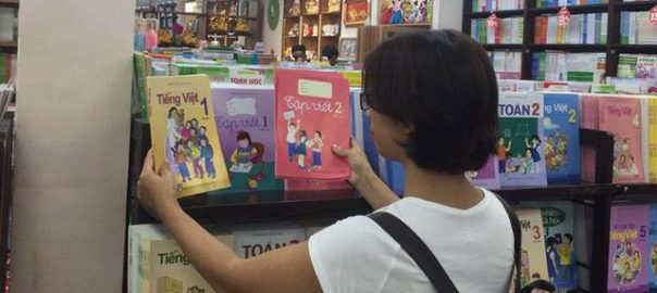 Phụ huynh chạy khắp nơi tìm mua sách giáo khoa