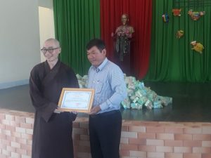 Ông Đoàn Văn Tuấn trao giấy cảm tạ cho đoàn tự thiên TP HCM.
