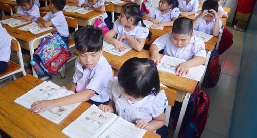 Chương trình giáo dục phổ thông mới được kỳ vọng sẽ giảm tải hơn so với chương trình hiện hành. 
Ảnh: TẤN THẠNH