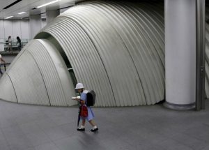 Một em bé Nhật Bản tự đi bộ ra ga tàu điện ngầm. Ảnh: Reuteur.