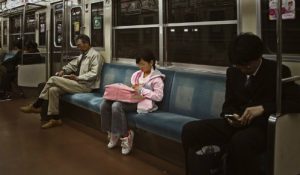 Một bé gái đi tàu điện ngầm một mình. Ảnh: Tokyoform/Flickr.