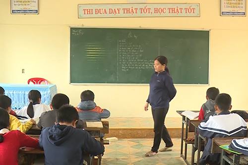 Cô giáo Nguyễn Thị Phương Thủy (Quảng Bình) đứng lớp dạy học sinh ngày 24/11. Ảnh: Hoàng Táo