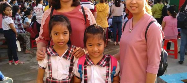 Giáo viên và học sinh Trường Tiểu học Thạnh Lợi, chuẩn bị bắt đầu cuộc thi.