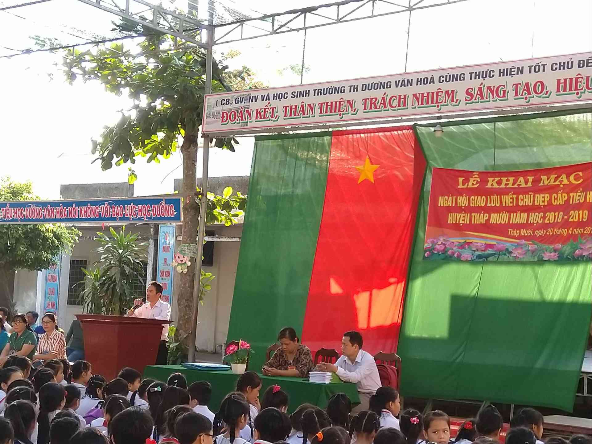 Ông Hồ Phú Trường- Phó Phòng GD huyện Tháp, phát biểu động viên các thí sinh dự thi.