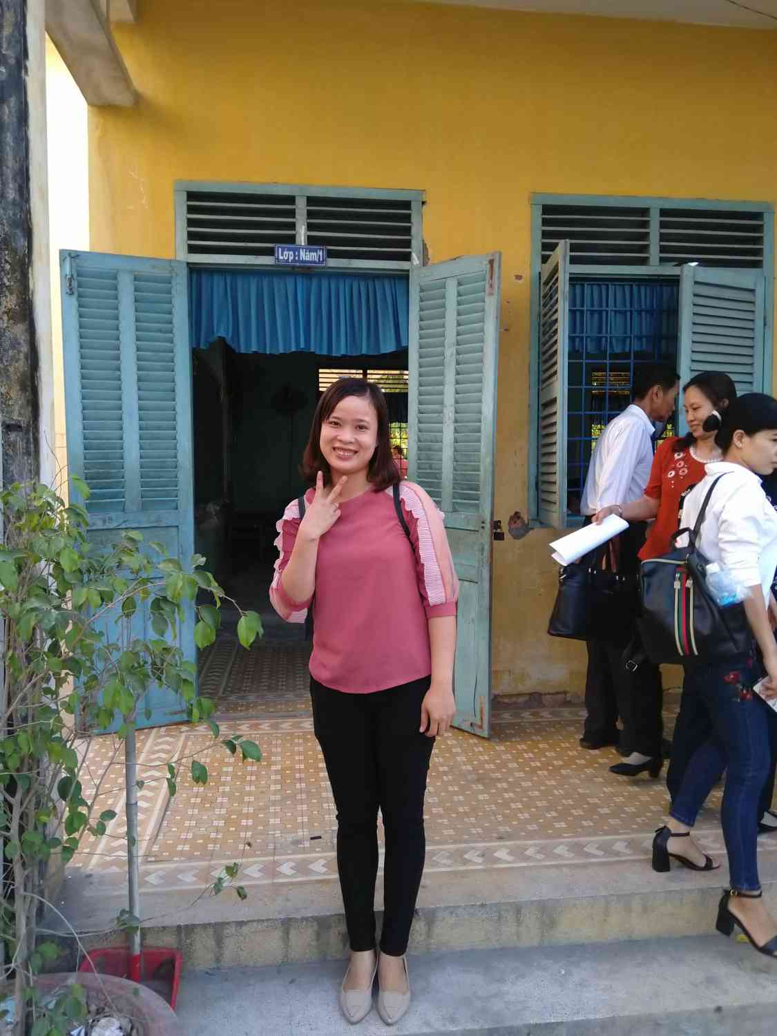 Cô Trần Thị Cảm Duy- Giáo viên Trường Tiểu học Thạnh Lợi đứng trước phòng thi.