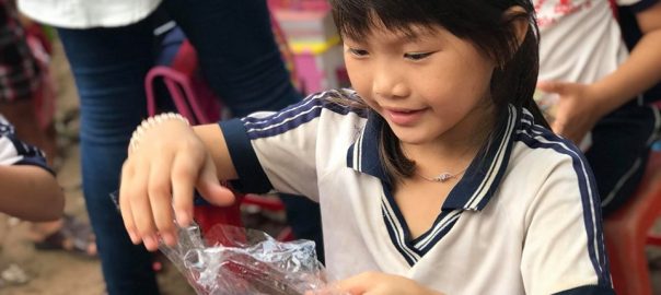 Nâng niu món quà của cô chú mạnh thường quân