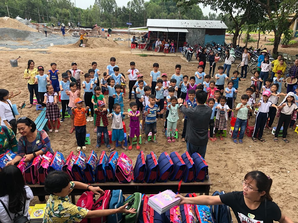 Toàn quang cảnh tặng quà cho các em học sinh khó khăn của quỹ Khuyến học Nguyễn Hiến Lê