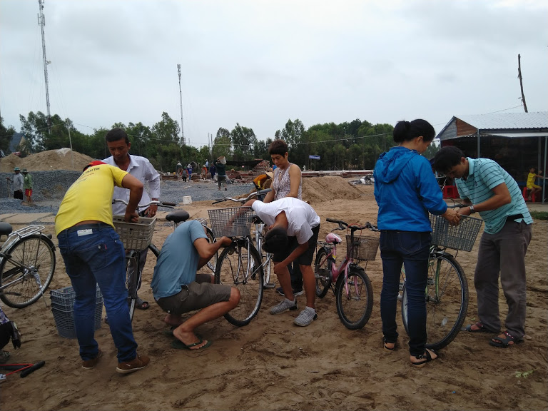 Chuẩn bị xe đạp để tặng cho các em học sinh ở xa trường có hoàn cảnh khó khăn.