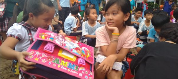 Học sinh rất vui khi nhận được quà.