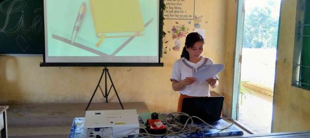 Cô Nguyễn Thị Mỹ Hạnh Phó hiệu trưởng nhà trường báo cáo các kết đạt được và chưa đạt được trong năm học 2018-2019
