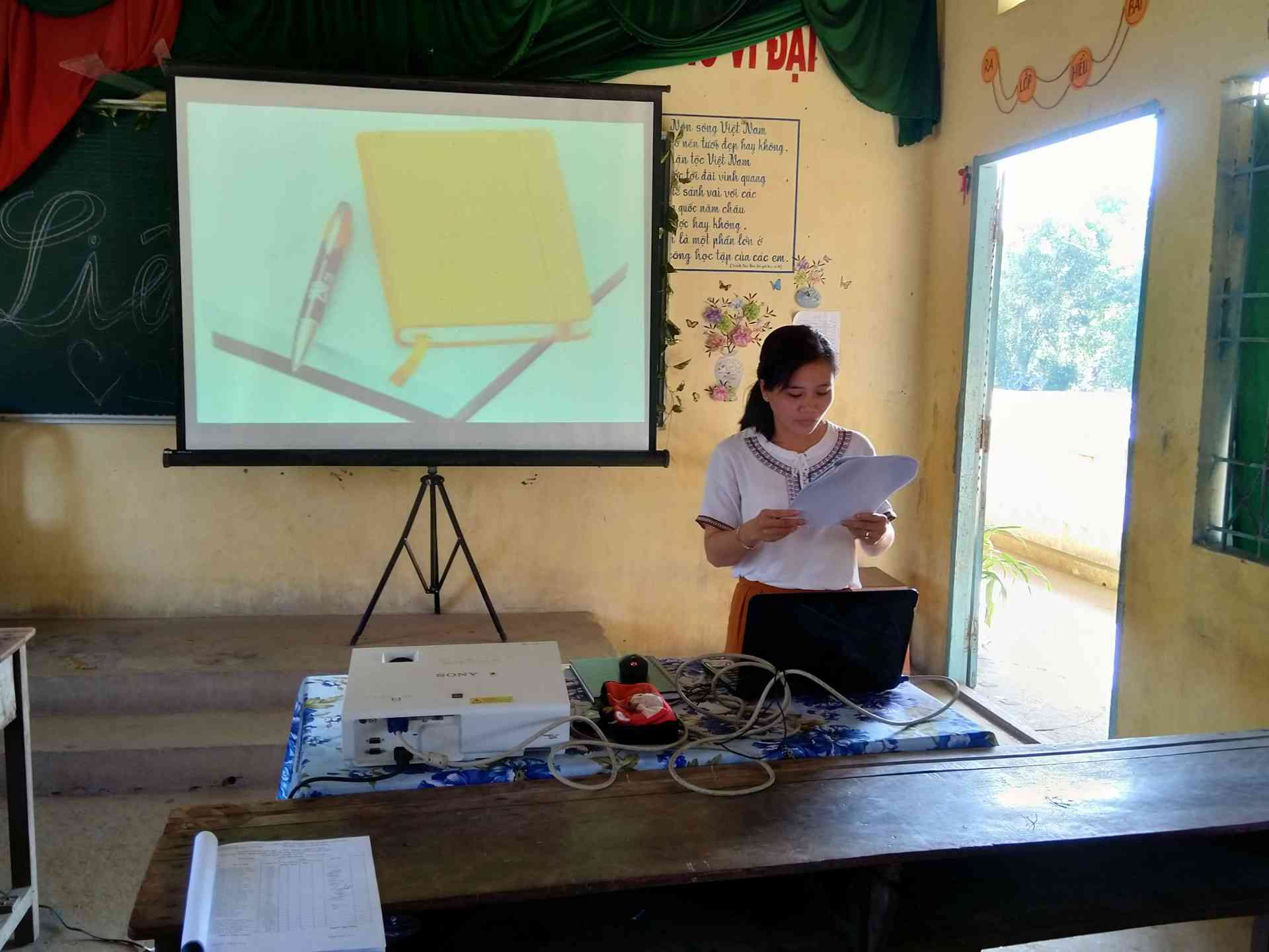 Cô Nguyễn Thị Mỹ Hạnh Phó hiệu trưởng nhà trường báo cáo các kết đạt được và chưa đạt được trong năm học 2018-2019