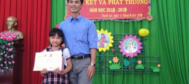 Niềm vui của thầy và trò khi học trò nhận được phần thưởng trong năm học  2018-2019