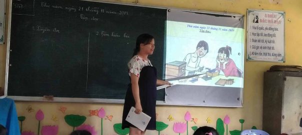 Giáo viên đang hướng dẫn học sinh khai thác tranh trong SGK.