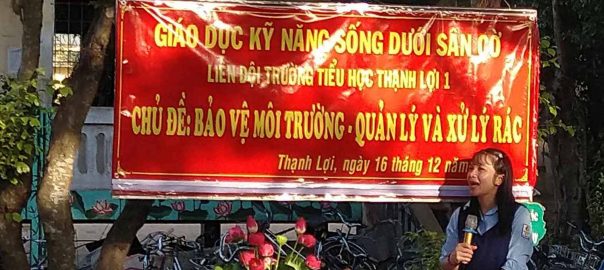 Cô Huỳnh Thị Lan Giáo viên Tổng phụ trách Đội đã thông qua kế hoạch của chương trình sinh hoạt dưới cờ Giáo dục kĩ năng sống với Chủ đề: "BẢO VỆ MOIO TRƯỜNG - QUẢN LÝ VÀ XỬ LÝ RÁC"