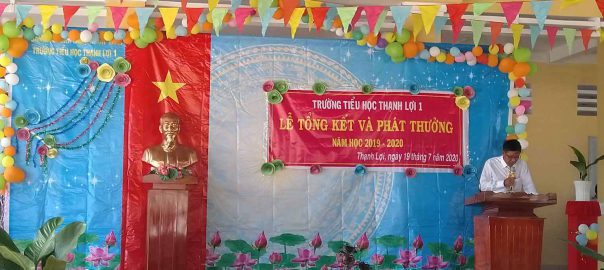 Thầy Nguyễn Thành Tâm ( hiệu trưởng ) báo cáo thành tích mà một năm qua Trường TH Thạnh Lợi 1 đã đạt được.