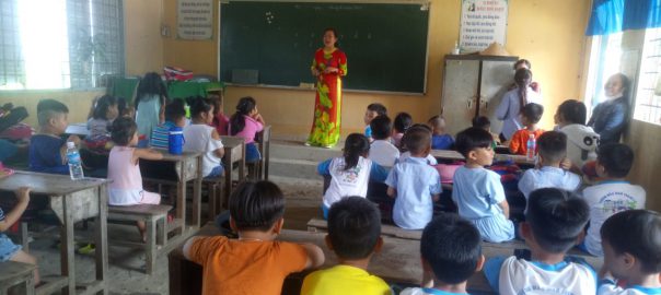 Các em được cô giáo lớp 1 đoán tiếp và hướng dẫn cho các em về lớp học ở lớp 1.