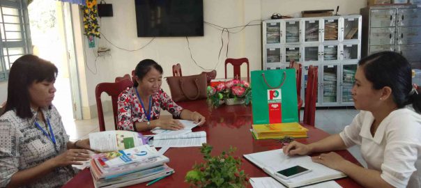 Các tahnhf viên trong tổ và cô Hiệu phó trap đổi tiết dạy.