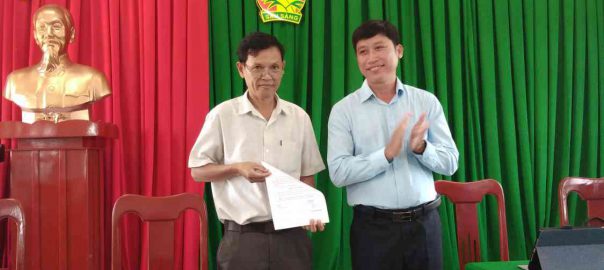 Đại diễn Đảng bộ xã Thạnh Lợi Đ/c Lê Quốc Diễn trao quyết định Bí thư Chi bộ trường Tiểu học Thạnh Lợi 1