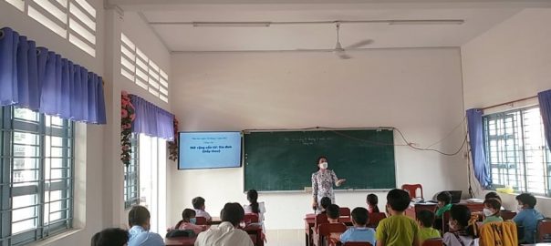 Cô Đinh Thị Ngọc Lên - giảng dạy một tiết minh họa trong buổi sinh hoạt chuyên môn.
