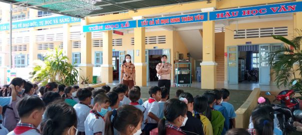 Cô Thủy tuyên truyền về cách phòng bệnh sốt xuất huyết.