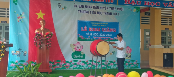 Bí thư -Chủ tịch xã Hứa Thái Ngọc đánh trống khai giảng năm học mới
