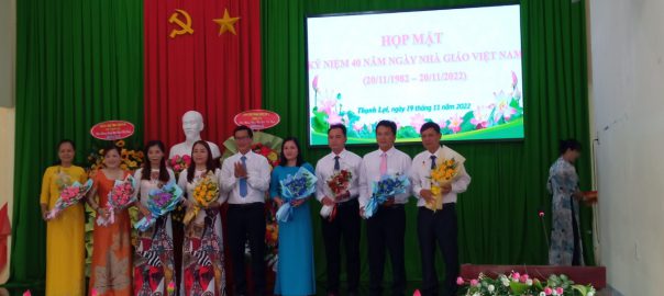 Các cấp lãnh đọa của cá trtường trên địa bàn xã Thạnh Lợi nhận hoa trong ngày 20/11