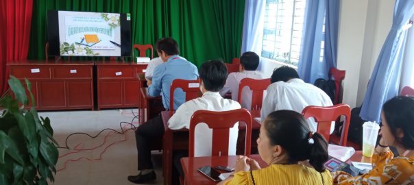 Các giáo viên và cùng Ban giám hiệu dự hội nghị sơ kết chuyên môn.