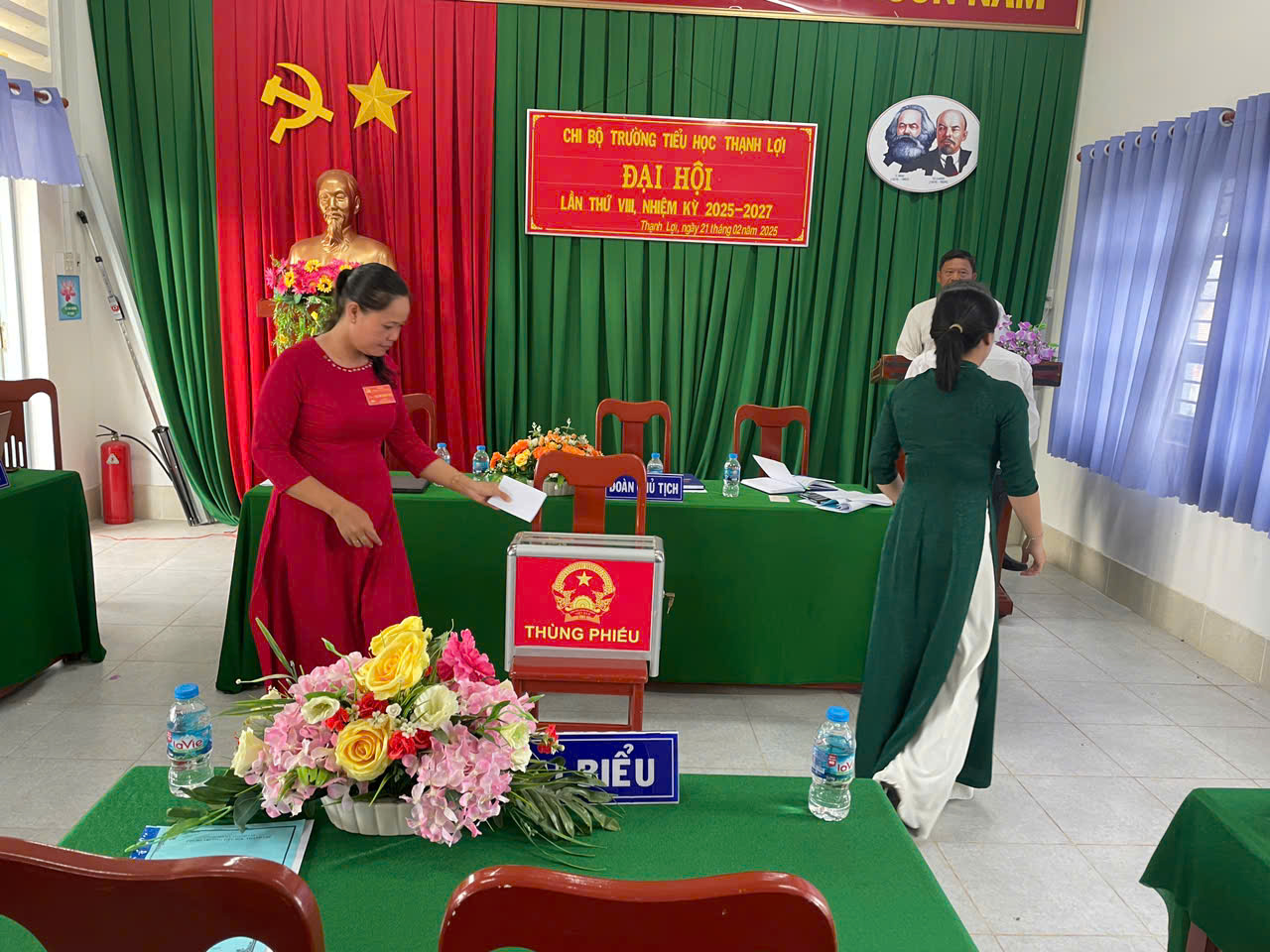 Đảng viên bỏ phiếu tại Đại hội.