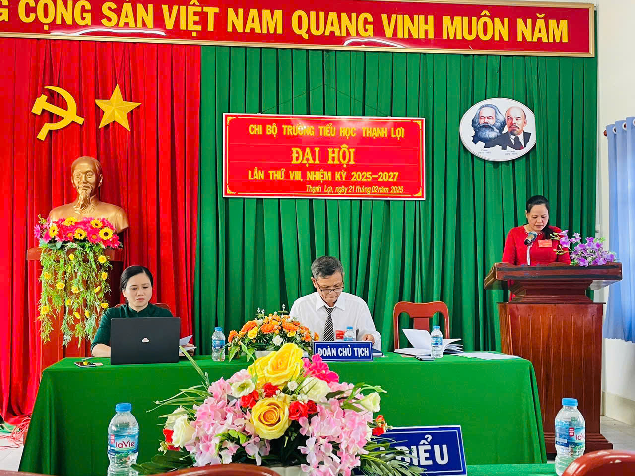 Đ/c Đỗ Thị Thanh Kim Hồng – Phó Bí thư Chi bộ Trường TH Thạnh Lợi báo cáo tình hình Đảng viên về dự Đại hội.