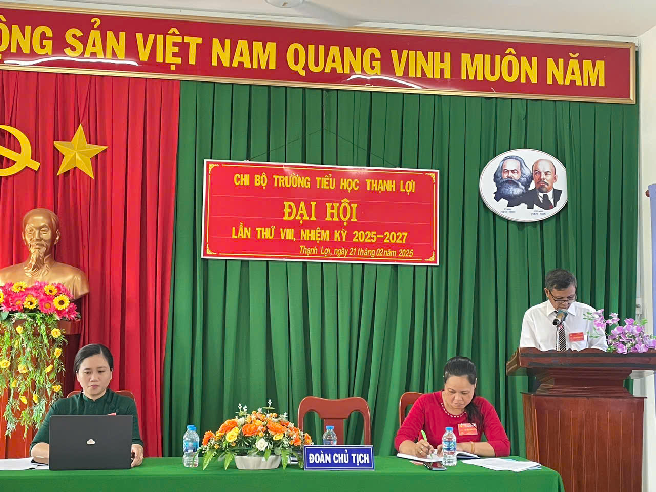 Đ/c Nguyễn Ngọc Minh – Bí thư chi bộ, Hiệu trưởng nhà trường báo cáo thực hiện Nghị quyết Đại hội đảng viên chi bộ, nhiệm kì 2022-2025 và phương hướng nhiệm vụ 2025-2027.